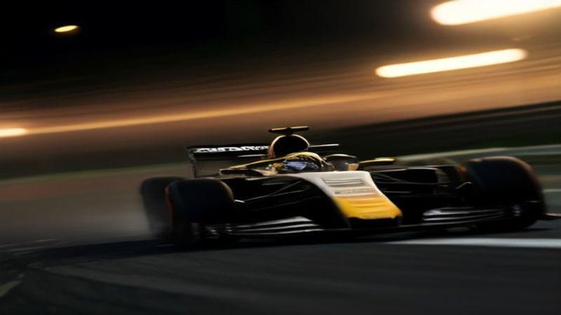 รถ F1 เข้าโค้งด้วยความเร็วสูงกับไฟสปาร์คใต้ท้องรถ